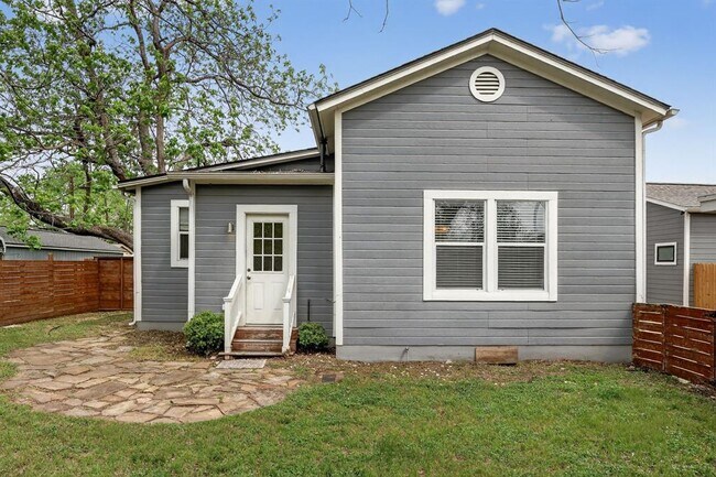 Building Photo - 806 E 3rd St