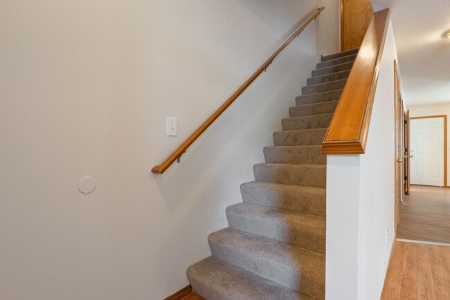 Building Photo - 2-Bedroom Duplex in SE Portland - Enjoy 1/...