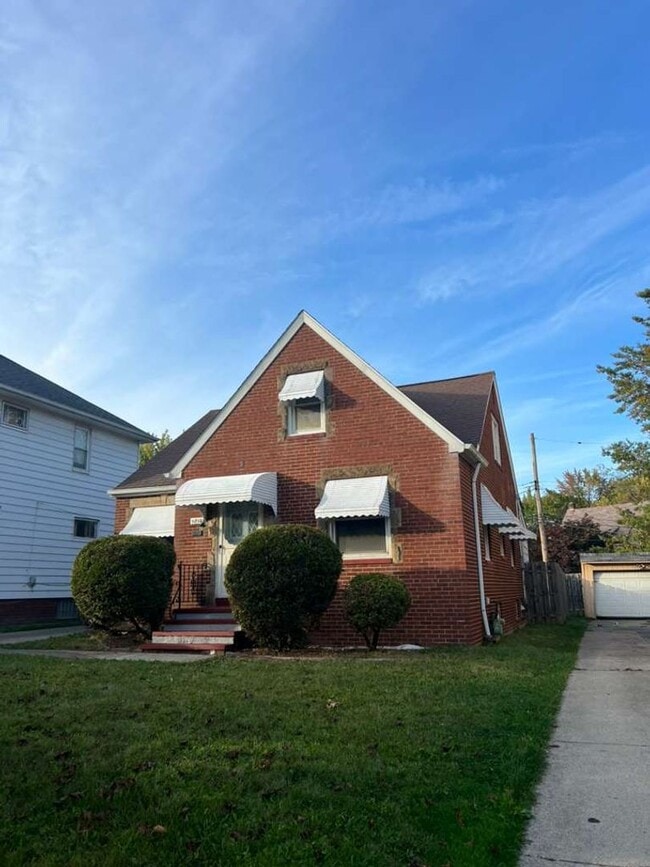 Building Photo - A Single family home with Garage in Garfie...