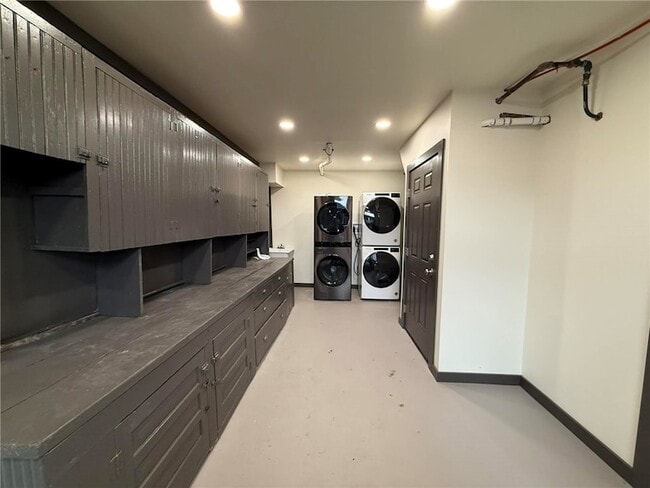 Building Photo - 260 Oak Ave