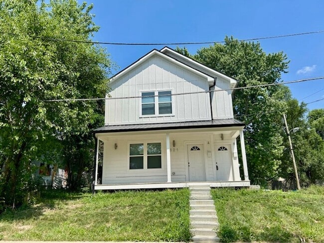 Building Photo - Charming 3-Bedroom 2 Bathroom Duplex in th...