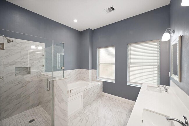 Building Photo - 2110 Oatfield Dr