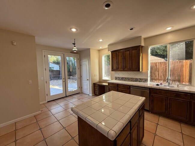 Building Photo - 5 bedrooms located in Redbridge Gated Community!