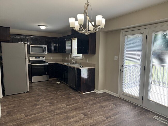 Building Photo - $1425/18 month lease or $1450/12 month lease.