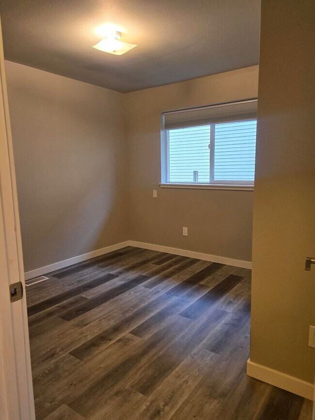 Building Photo - 702 E Street