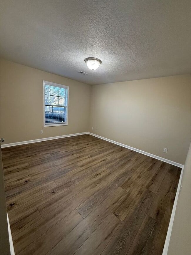 Building Photo - Halls Single Family Home in Cul-de-sac!