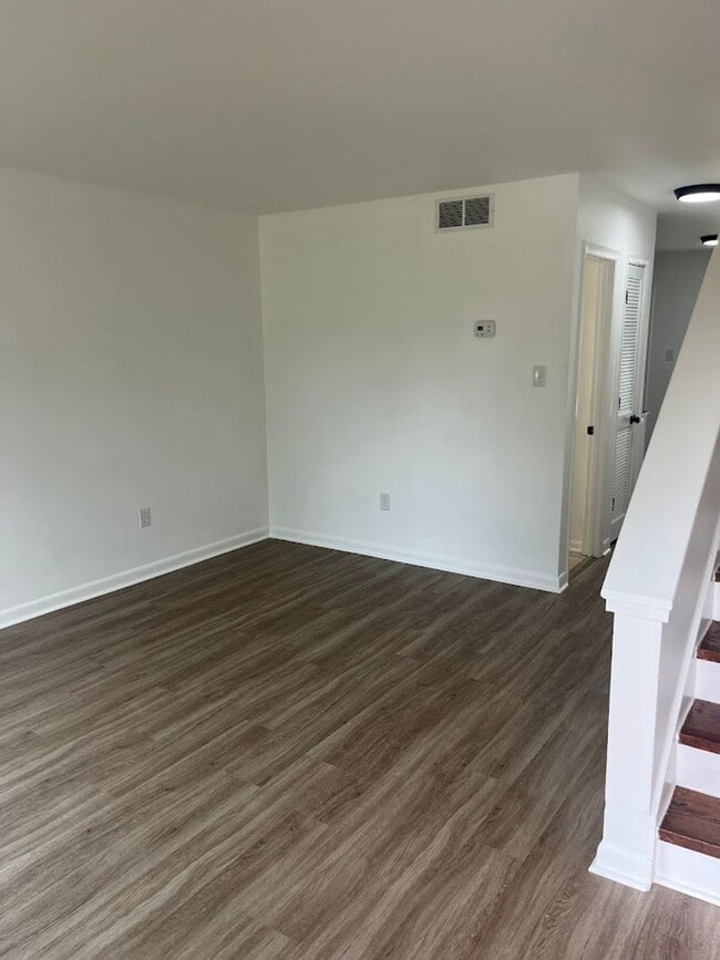 Building Photo - Available 10/15. Water included! Great 2BR/1.5 BA Townhouse in Central James Island!