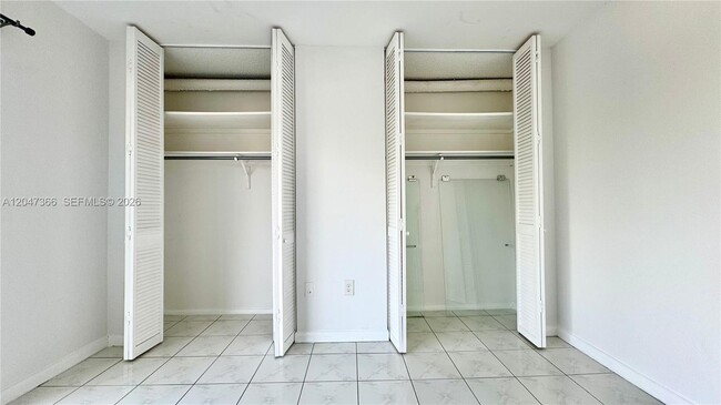 Building Photo - 130 S Shore Dr