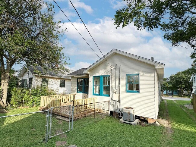 Building Photo - 4120 Avenue S 1/2