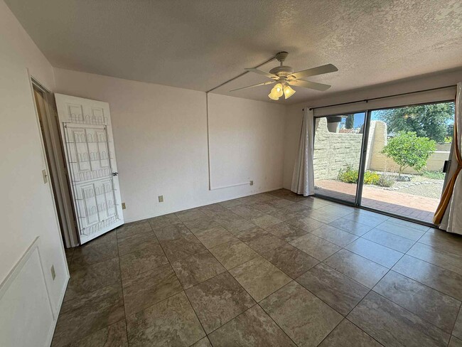 Building Photo - 5204 N Tigua Dr