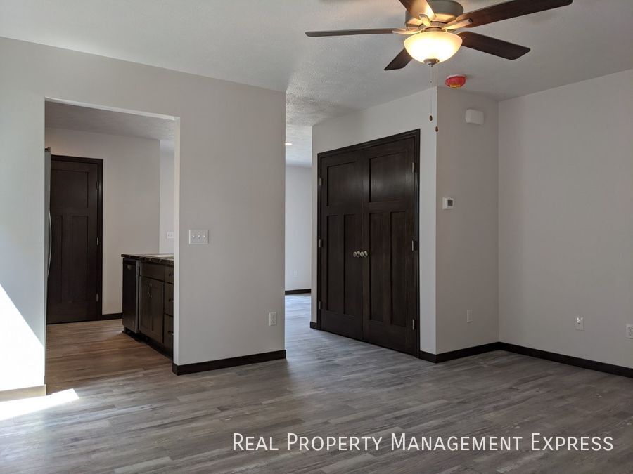 Building Photo - 3 Bed 1.5 Bath on the West Side of Sioux Falls