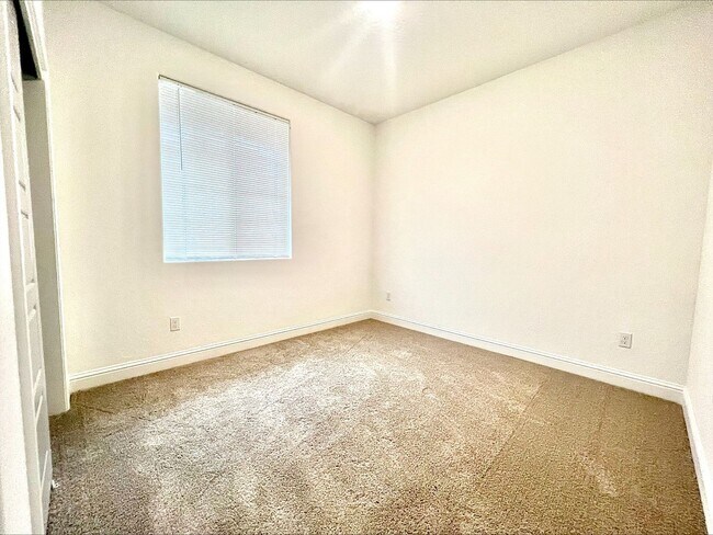 Building Photo - Beautiful 3-Bed, 2-Bath Lennar Home in Daf...