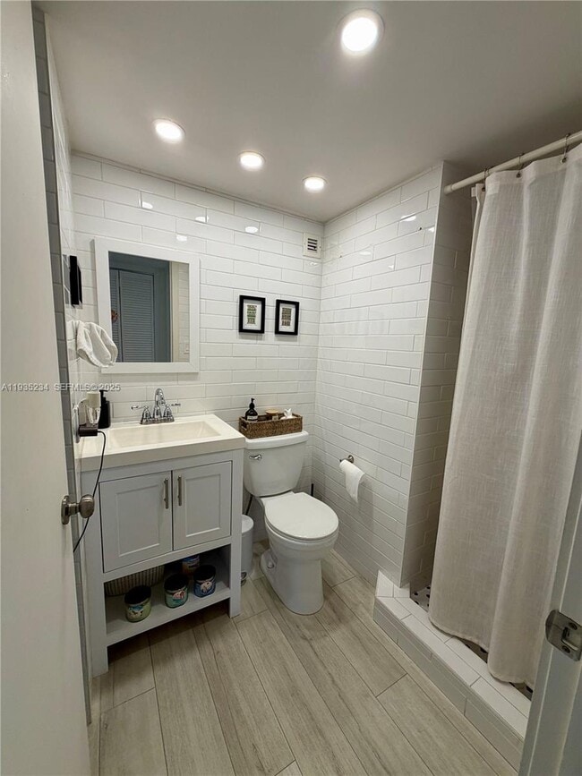 Building Photo - 1450 Brickell Bay Dr