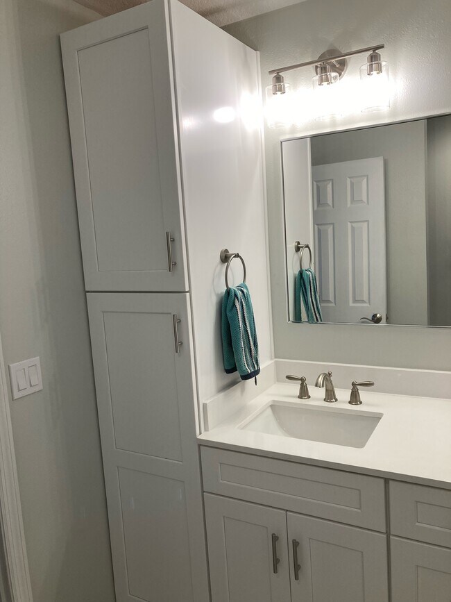 Building Photo - 212 S Dakota Ave