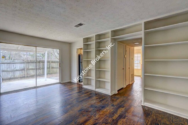 Building Photo - 2597 Stratford Ln