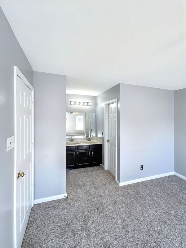 Building Photo - 6005 Almond Creek N Ln