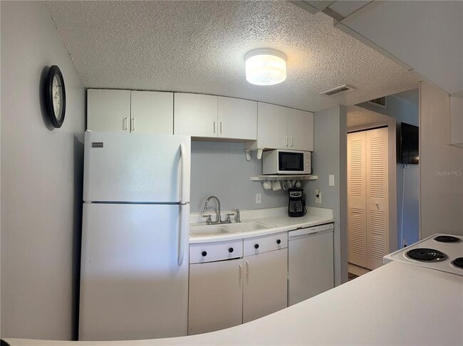 Building Photo - 4215 E Bay Dr