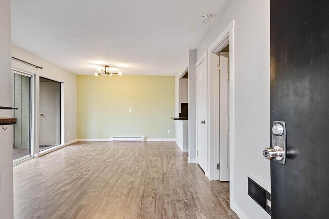 Building Photo - Spacious 1-bdrm/1-bath condo w/ 2 parking spaces. Balcony, fireplace, hot tub, & pool