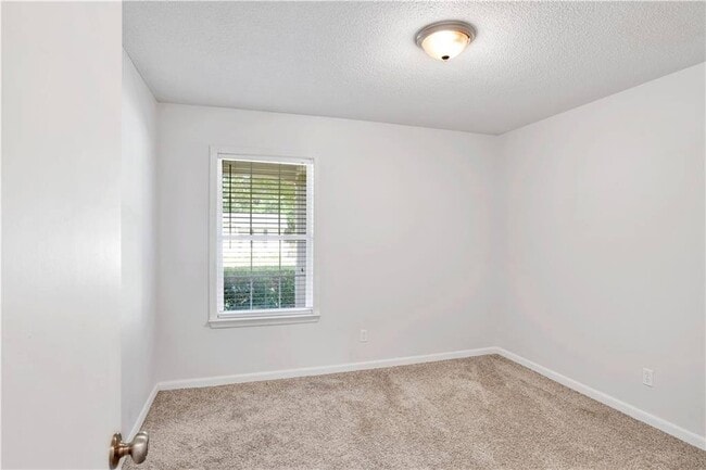 Building Photo - 2704 Woodcliff Dr E