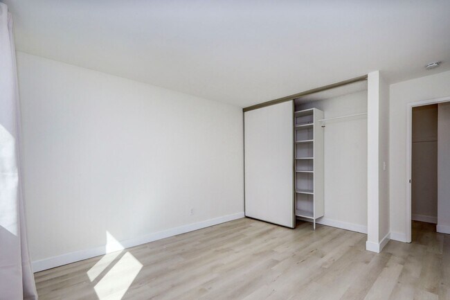 Building Photo - 845 Woodside Way
