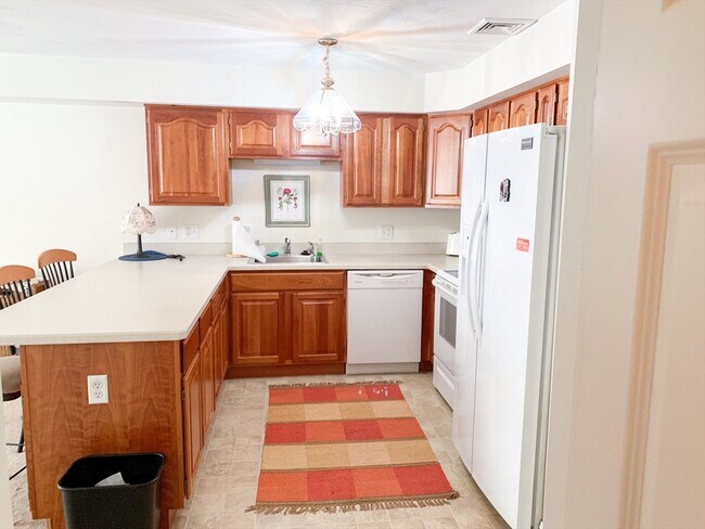 Building Photo - 25 Greenleaves Dr