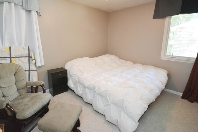 Building Photo - Beautifully updated home in desirable Coun...
