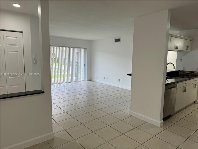 Building Photo - 10410 SW 157th Ct