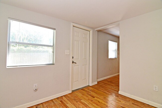 Building Photo - 1319 Francis Ave