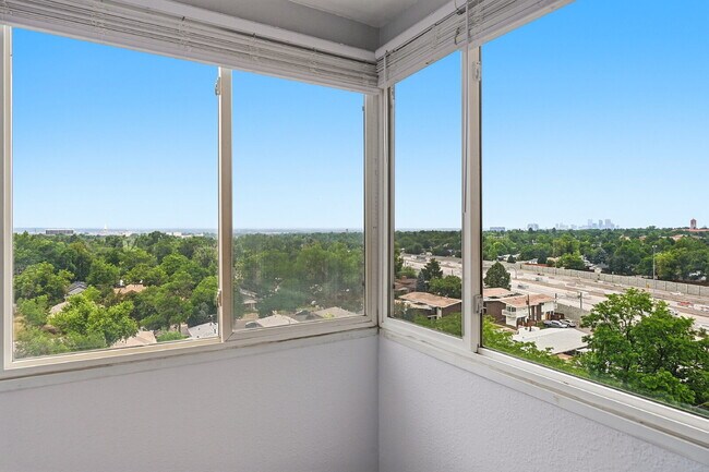 Building Photo - $1,095.95, 1 bed, 1 bath, located in Denver with a gorgeous sunroom