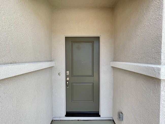 Building Photo - 754 Tamarack Ct