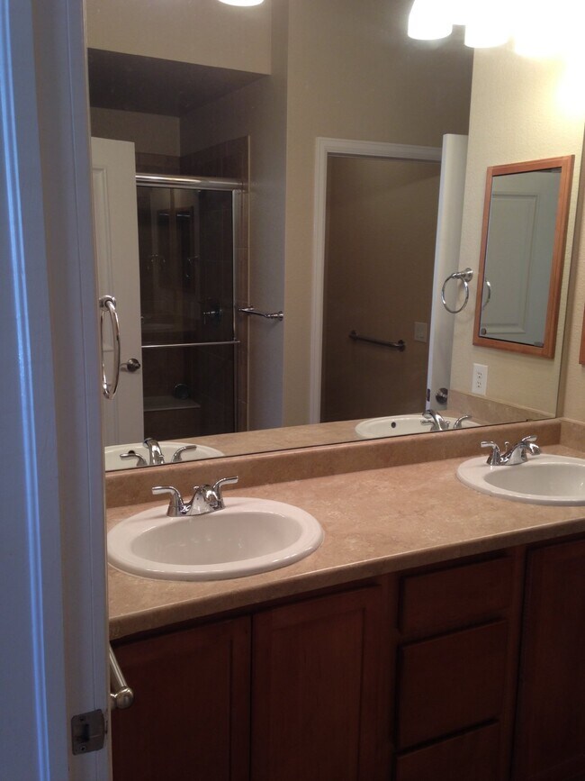 Building Photo - "2-Bed, 2-Bath Condo in The Vallagio – Your Perfect Retreat!"