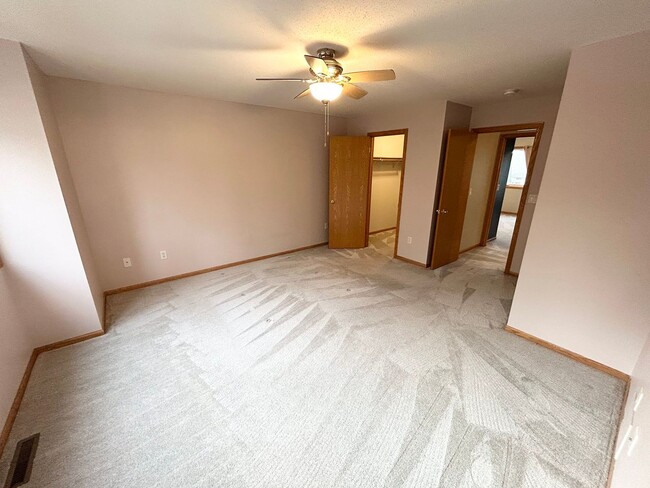 Building Photo - Newly Renovated 3 bed 3 bath 2 car garage ...