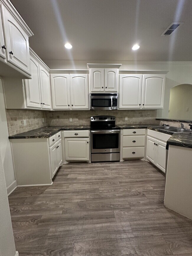 Building Photo - Beautifully Maintained Duplex - Lease Only