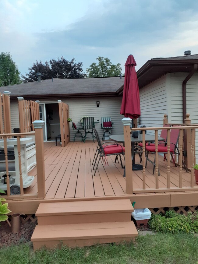 Building Photo - 6240 Weiss St