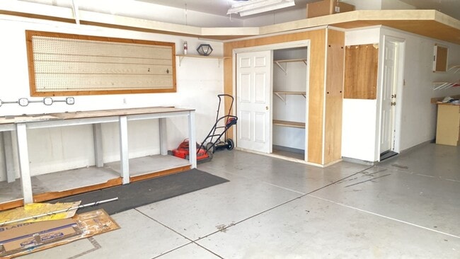 Building Photo - Riverbank