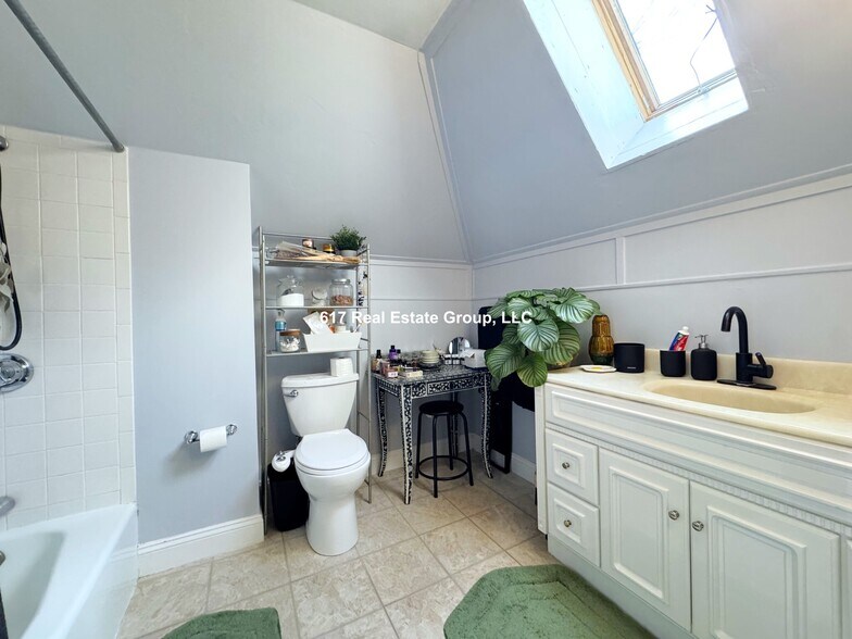 Building Photo - 26 Royal St