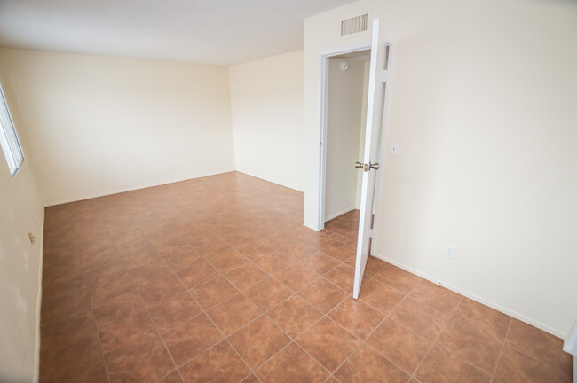 Building Photo - Step into this spacious 2-bedroom, 1-bath ...