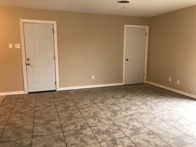 Building Photo - 2043 US-69