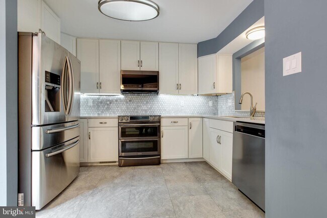 Building Photo - 6213 Stratford Ct