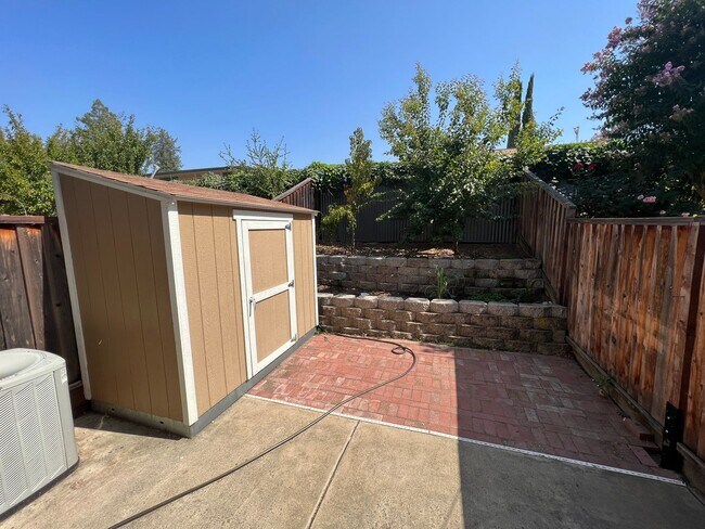 Building Photo - Stunning Pleasanton Vintage Terrace Townhouse! 2 bedrooms and 1.5 bathrooms! Sharp upgrades throu...