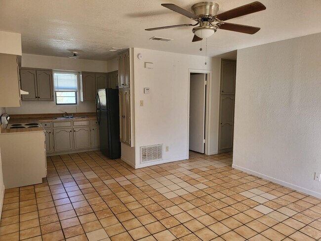 Building Photo - 2704 E Kearney St