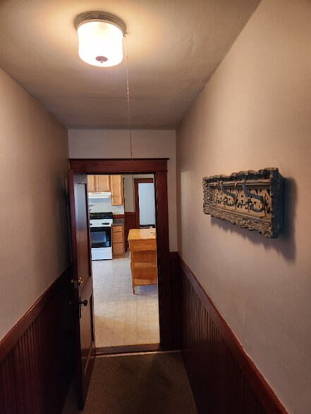 Building Photo - 152 Maple St