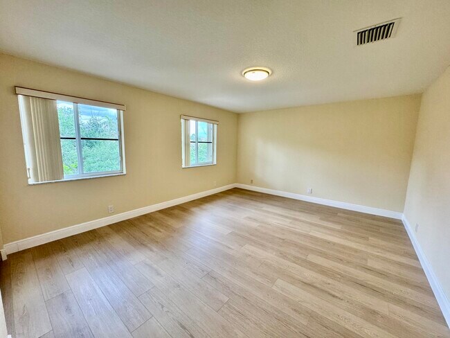 Building Photo - 898 Tulip Cir