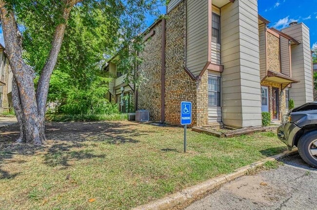 Building Photo - 401 SE 12th Ave