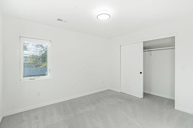 Building Photo - Contemporary 3BD, 2.5BA Edgewood Home with Fenced Yard and Carport