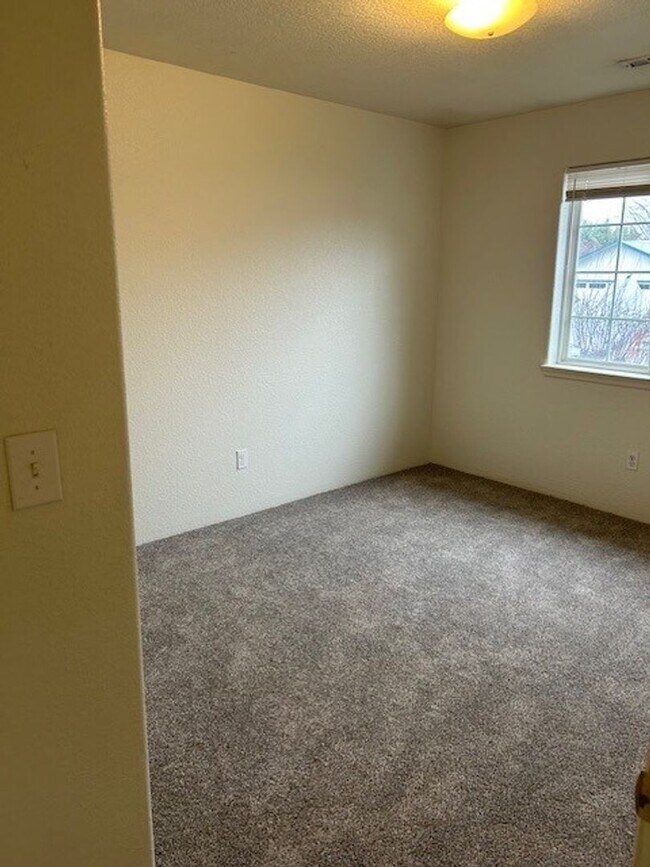 Building Photo - 3 Bedroom 2 Bath House