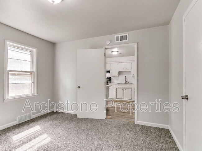 Building Photo - 2312 Mustang St