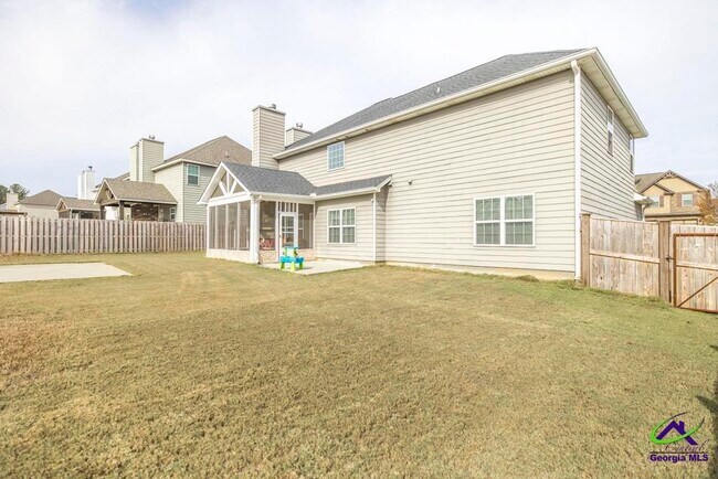 Building Photo - 421 Newport Ave