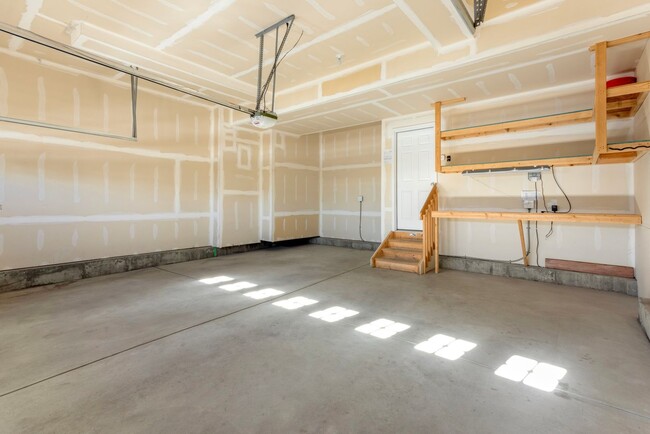 Building Photo - Evolve Real Estate: 4 Bedroom + Loft + Stu...