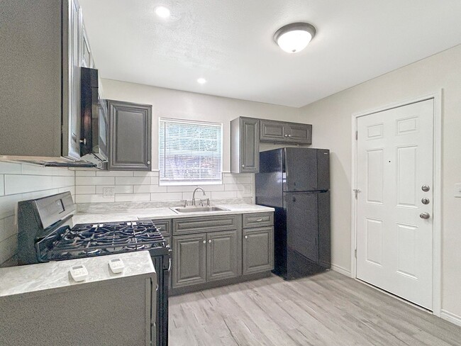 Building Photo - Cozy, Remodeled 2BR with Covered Parking &...
